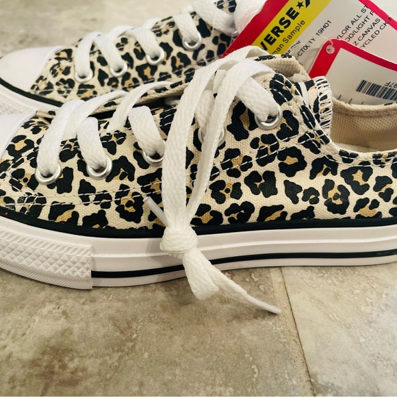 SOLD💥Convers Girls Sneaker - Picture 5 of 10